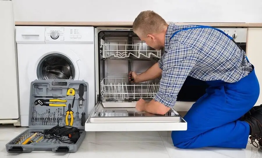 Kınık Hotpoint servisi teknisyen ekibi beyaz eşya tamiri yaparken